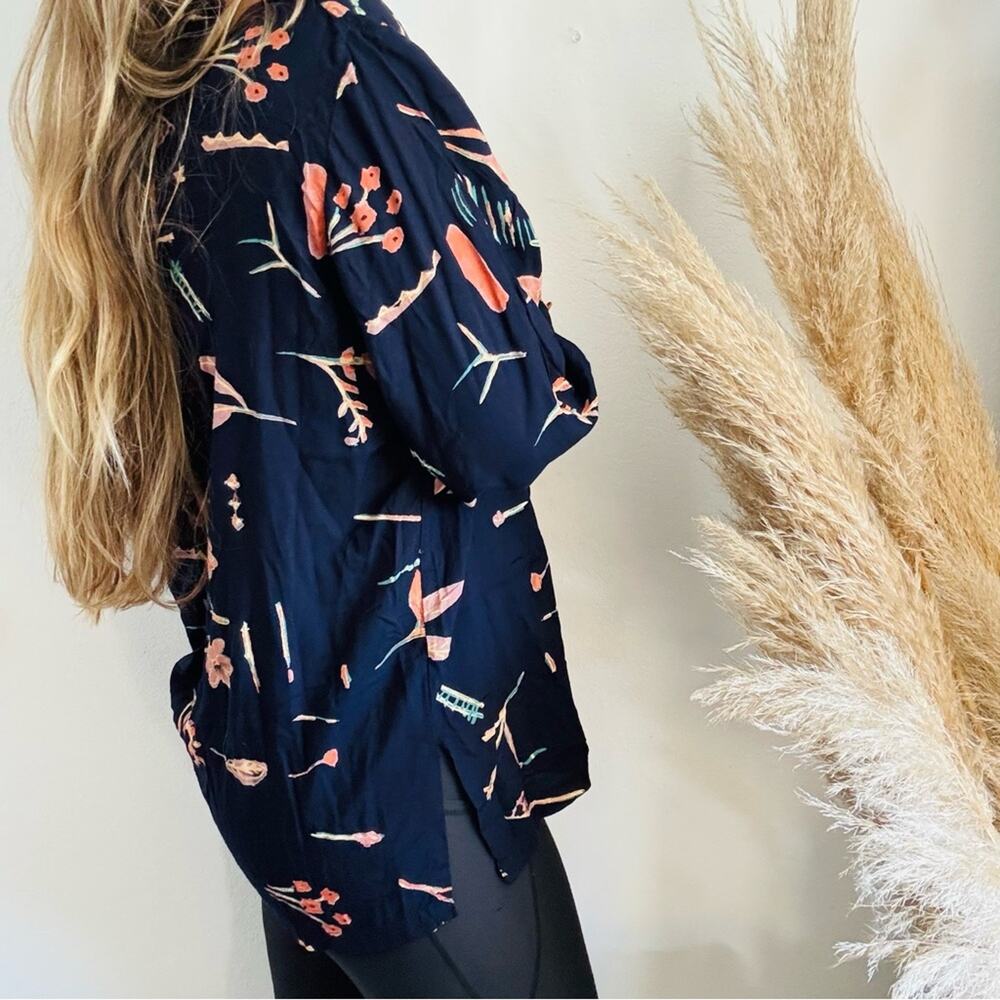 VINTAGE 90s SAND PIPER Dark Navy Blue Beige Abstract Floral Blouse Shirt Top M - Picture 11 of 14